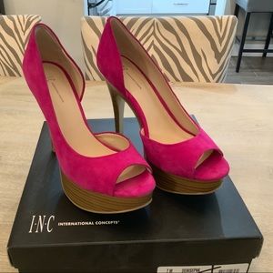 Women’s magenta platform peep toe pumps